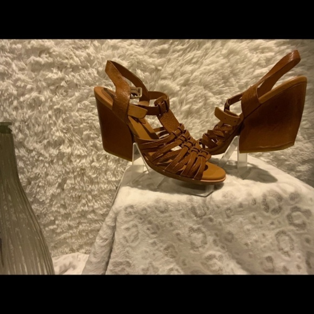 #77  NWOT Kork Ease Women T-Strap Sandal